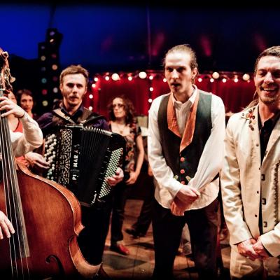 La Piste à dansoire : Le bal où l’on écoute la musique avec ses pieds ! - Photos 1