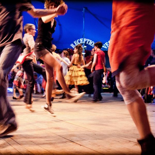 La Piste à dansoire : Le bal où l’on écoute la musique avec ses pieds ! - Visuel 1