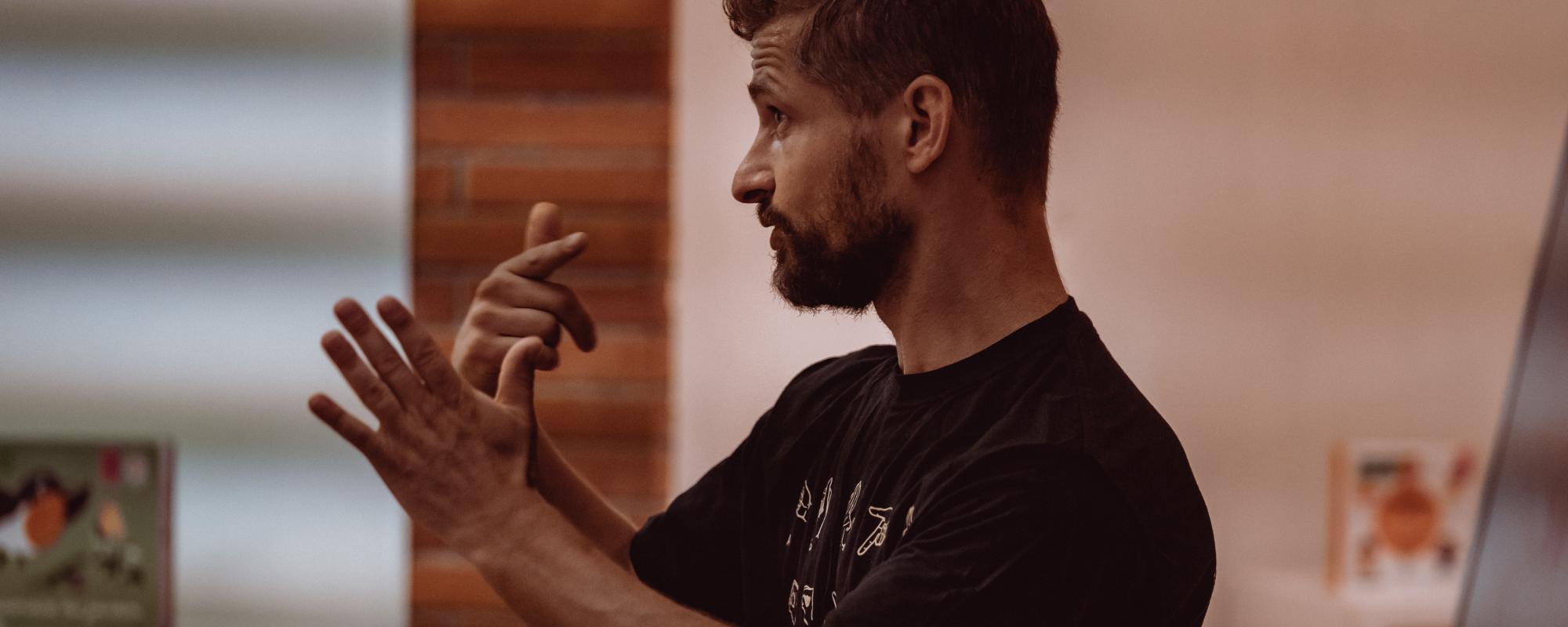 © Mathieu Lacout Photo de l'atelier d’initiation à la langue des signes